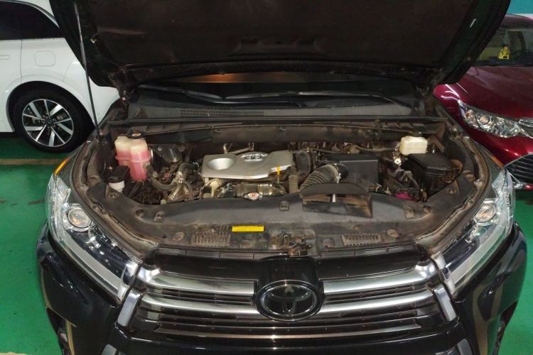 Used Toyota Highlander 2018 2.0T Four-Wheel Drive Prestige Version 7 Seats China V Emission Standard Engine Bay