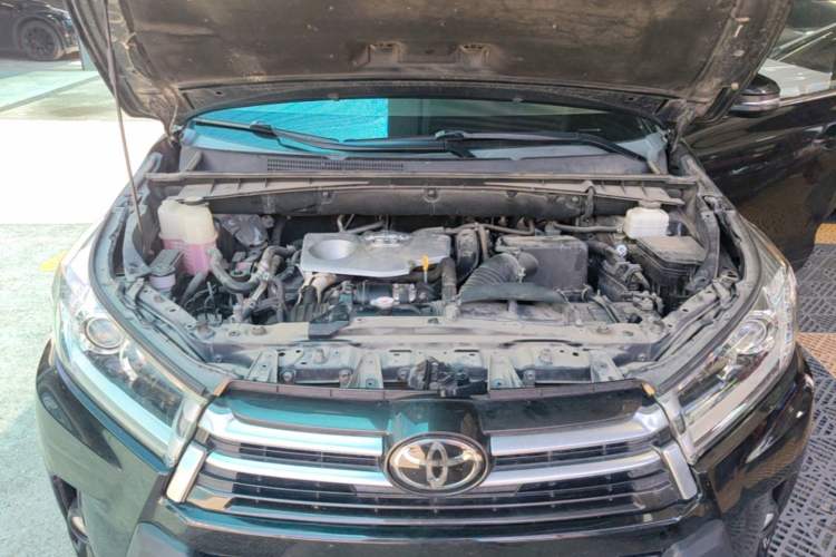Used Toyota Highlander 2018 2.0T Four-Wheel Drive Prestige Version 7 Seats China VI Standard Engine Bay
