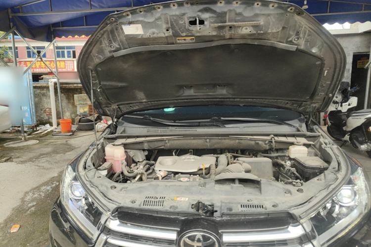 Used Toyota Highlander 2018 2.0T Four-Wheel Drive Prestige Version 7 Seats China VI Standard Engine Bay