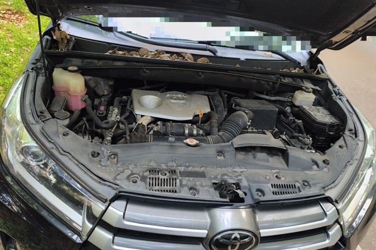 Used Toyota Highlander 2018 2.0T Four-Wheel Drive Luxury Edition 7 Seats China V Emission Standard Engine Bay