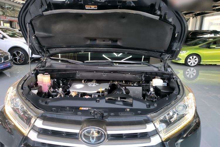 Used Toyota Highlander 2018 2.0T Four-Wheel Drive Luxury Version 7 Seats China VI Standard Engine Bay