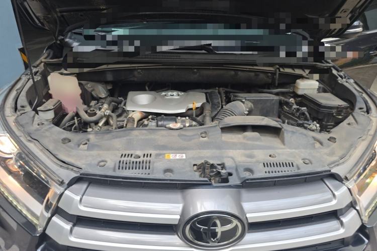 Used Toyota Highlander 2018 2.0T Four-Wheel Drive Luxury Version 7 Seats China VI Standard Engine Bay