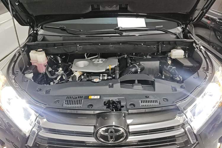 Used Toyota Highlander 2018 2.0T Four-Wheel Drive Prestige Version 7 Seats China VI Standard Engine Bay