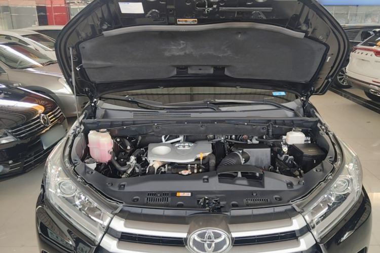 Used Toyota Highlander 2018 2.0T Two-Wheel Drive Elite Version 5 Seats China VI Standard Engine Bay