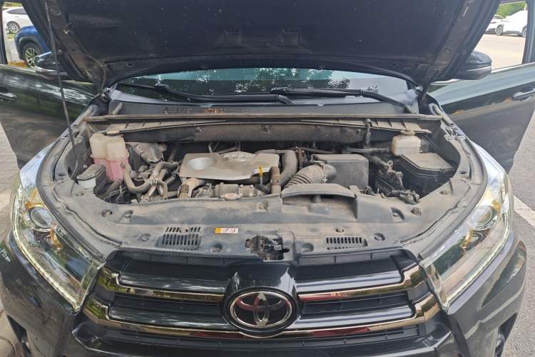 Used Toyota Highlander 2018 2.0T Four-Wheel Drive Luxury Version 7 Seats China VI Standard Engine Bay