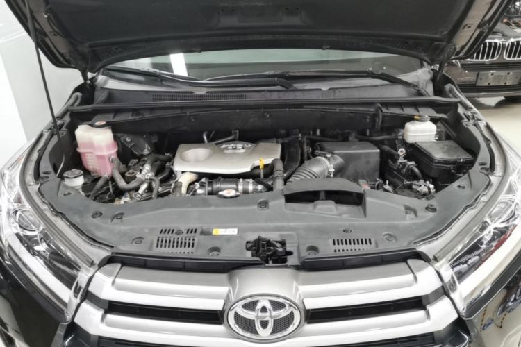 Used Toyota Highlander 2018 2.0T Two-Wheel Drive Elite Version 5 Seats China VI Standard Engine Bay