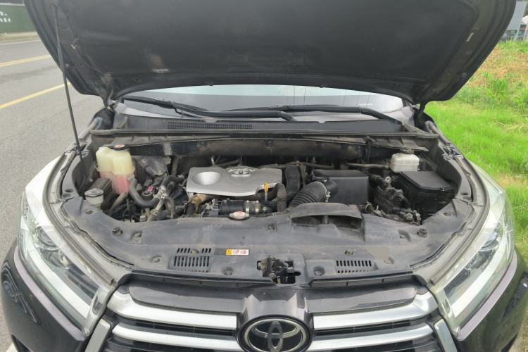 Used Toyota Highlander 2018 2.0T Four-Wheel Drive Prestige Version 7 Seats China VI Standard Engine Bay