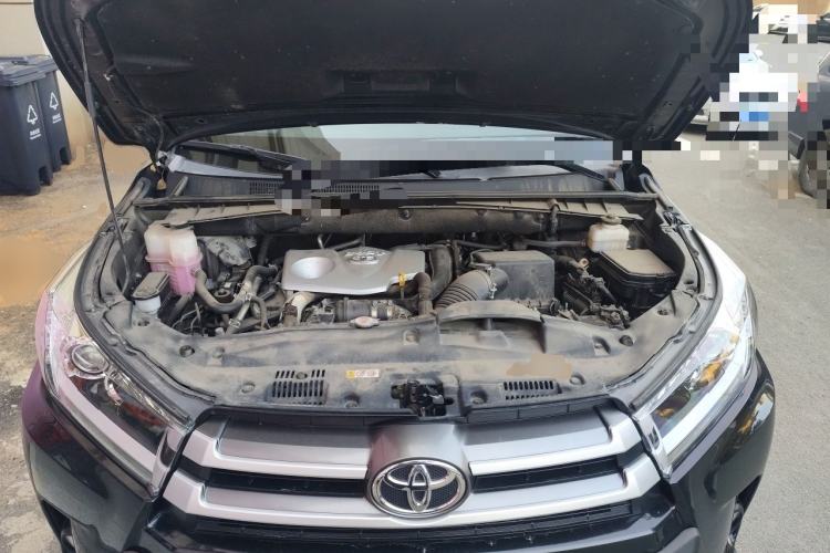 Used Toyota Highlander 2018 2.0T Four-Wheel Drive Elite Edition 7 Seats China V Standard Engine Bay
