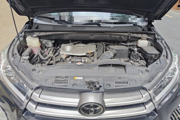 Used Toyota Highlander 2018 2.0T Four-Wheel Drive Luxury Version 7 Seats China VI Standard Engine Bay