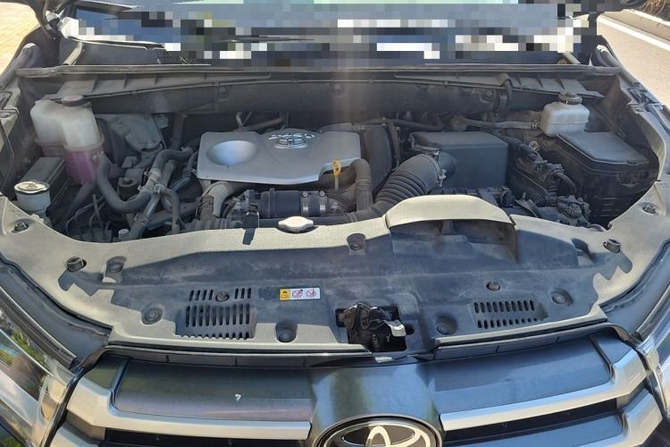 Used Toyota Highlander 2018 2.0T Four-Wheel Drive Luxury Version 7 Seats China VI Standard Engine Bay