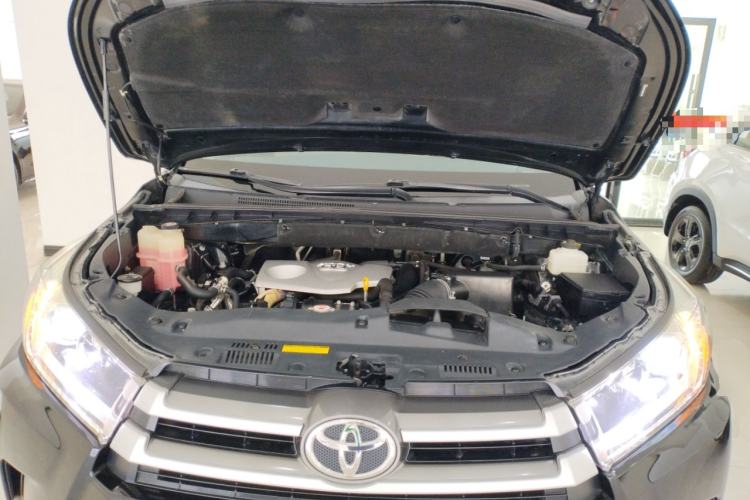 Used Toyota Highlander 2018 2.0T Four-Wheel Drive Elite Edition 7 Seats China V Standard Engine Bay