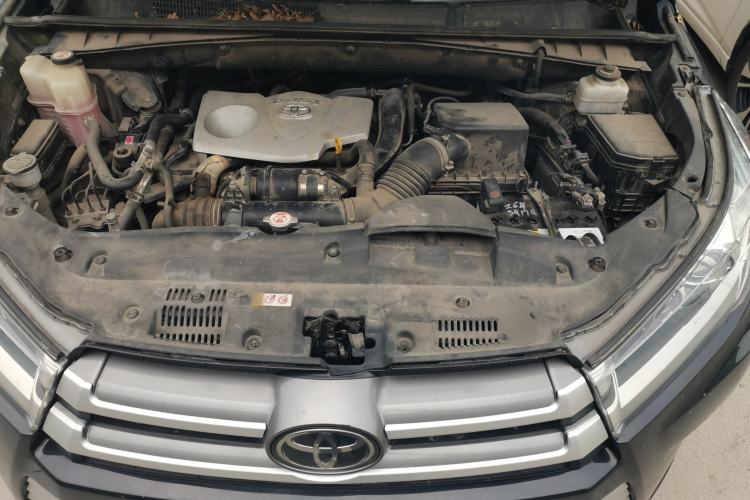 Used Toyota Highlander 2018 2.0T Four-Wheel Drive Luxury Version 7 Seats China VI Standard Engine Bay