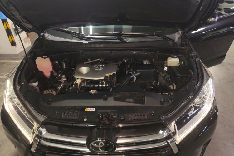 Used Toyota Highlander 2018 2.0T Four-Wheel Drive Prestige Version 7 Seats China V Emission Standard Engine Bay