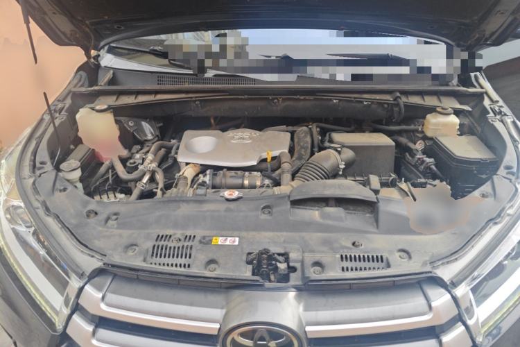 Used Toyota Highlander 2018 2.0T Four-Wheel Drive Luxury Edition 7 Seats China V Emission Standard Engine Bay