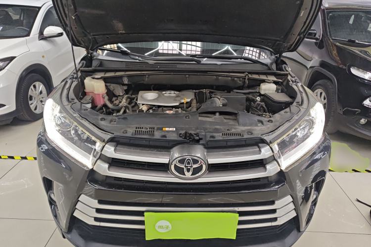 Used Toyota Highlander 2018 2.0T Four-Wheel Drive Elite Edition 7 Seats China V Standard Engine Bay