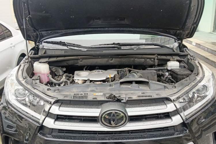 Used Toyota Highlander 2018 2.0T Four-Wheel Drive Luxury Version 7 Seats China VI Standard Engine Bay