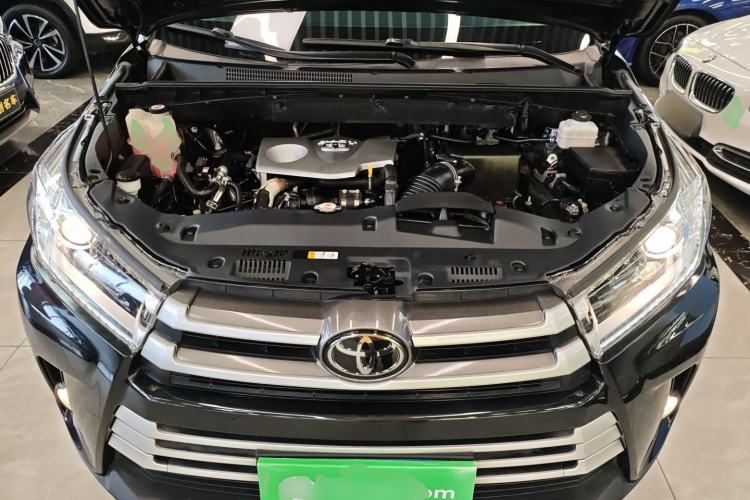 Used Toyota Highlander 2018 2.0T Four-Wheel Drive Luxury Edition 7 Seats China V Emission Standard Engine Bay