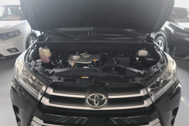 Used Toyota Highlander 2018 2.0T Four-Wheel Drive Elite Edition 7 Seats China VI Standard Engine Bay