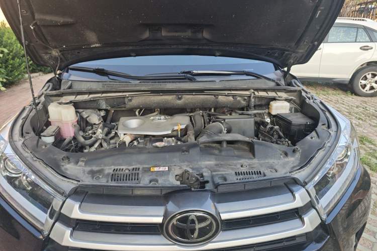 Used Toyota Highlander 2018 2.0T Four-Wheel Drive Luxury Version 7 Seats China VI Standard Engine Bay