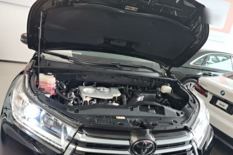 Used Toyota Highlander 2018 2.0T Four-Wheel Drive Prestige Version 7 Seats China VI Standard Engine Bay