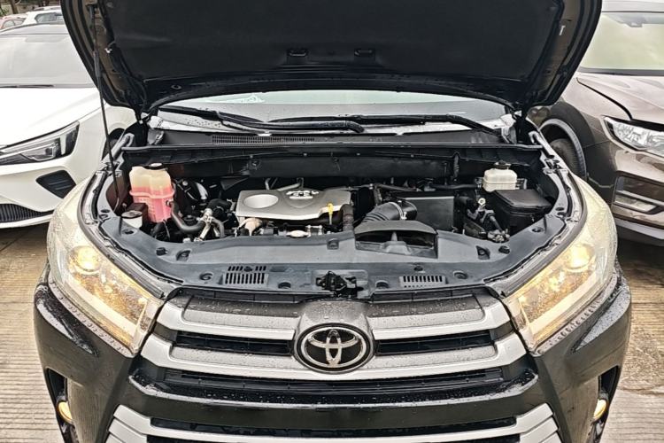 Used Toyota Highlander 2018 2.0T Four-Wheel Drive Luxury Edition 7 Seats China V Emission Standard Engine Bay