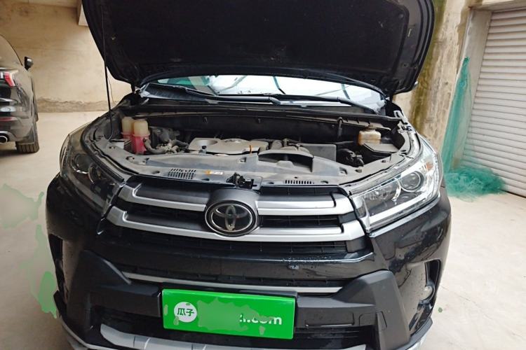 Used Toyota Highlander 2018 2.0T Four-Wheel Drive Luxury Version 7 Seats China VI Standard Engine Bay
