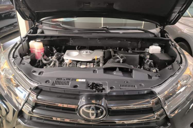 Used Toyota Highlander 2018 2.0T Four-Wheel Drive Knight Edition 7 Seats China VI Standard Engine Bay
