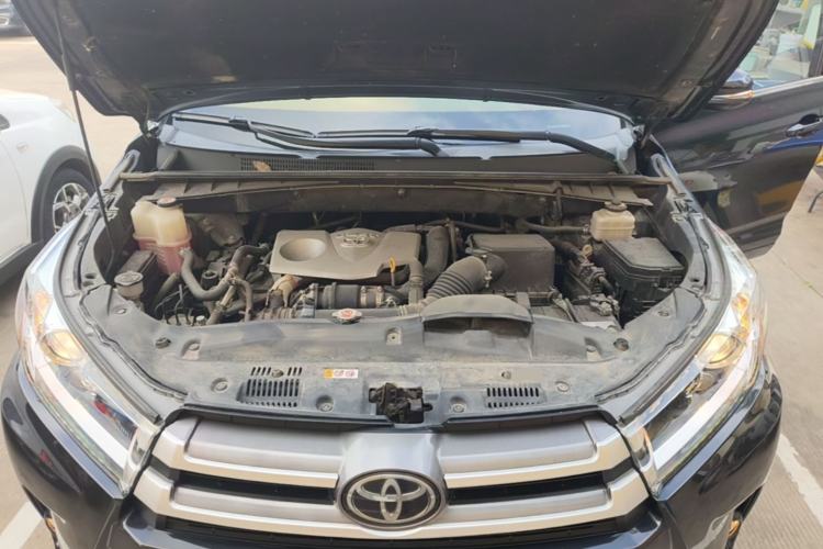 Used Toyota Highlander 2018 2.0T Four-Wheel Drive Luxury Version 7 Seats China VI Standard Engine Bay