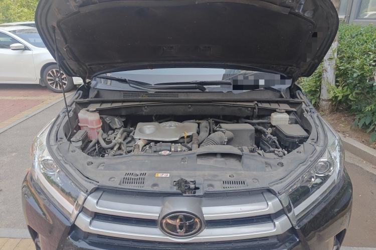 Used Toyota Highlander 2018 2.0T Four-Wheel Drive Luxury Version 7 Seats China VI Standard Engine Bay