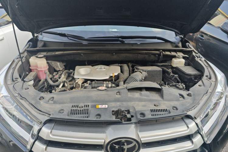 Used Toyota Highlander 2018 2.0T Four-Wheel Drive Luxury Version 7 Seats China VI Standard Engine Bay