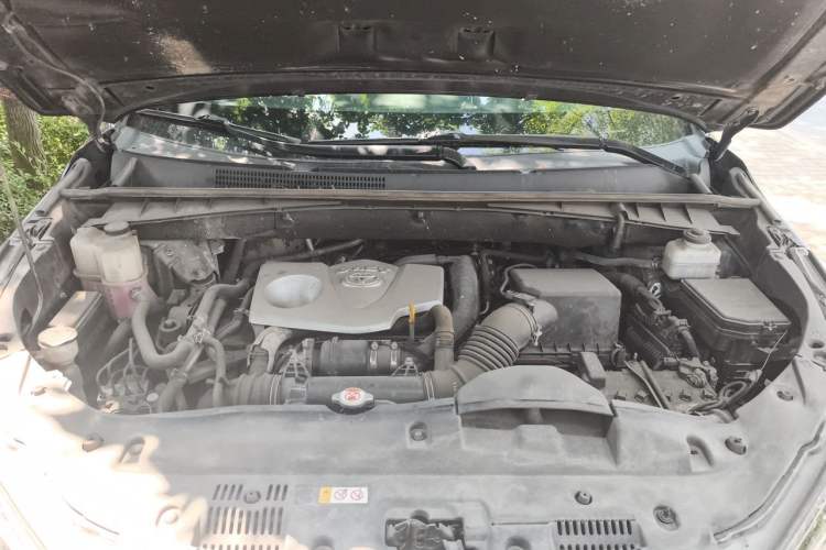 Used Toyota Highlander 2018 2.0T Four-Wheel Drive Luxury Version 7 Seats China VI Standard Engine Bay