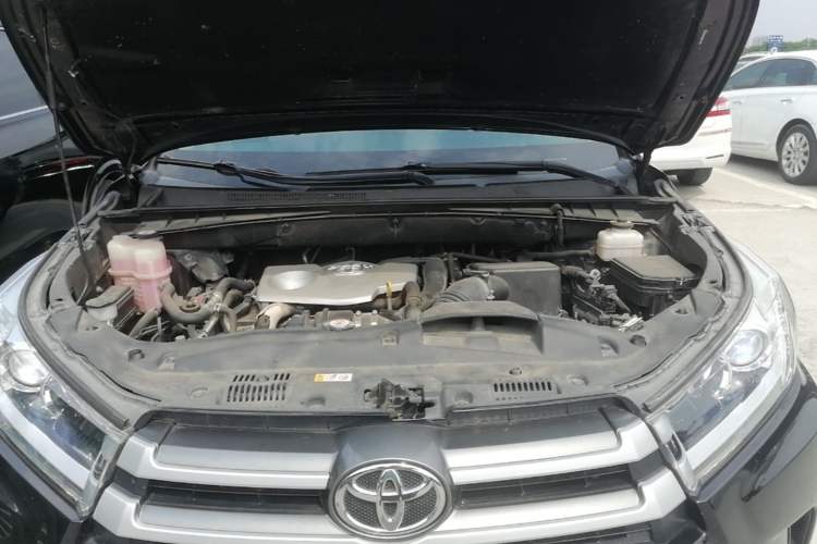 Used Toyota Highlander 2018 2.0T Four-Wheel Drive Elite Edition 7 Seats China VI Standard Engine Bay