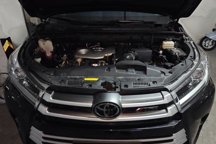 Used Toyota Highlander 2018 2.0T Four-Wheel Drive Luxury Edition 7 Seats China V Emission Standard Engine Bay