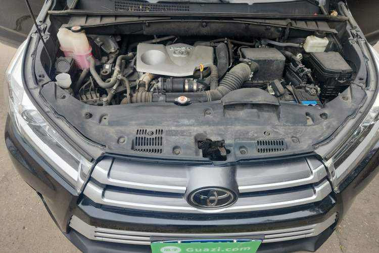 Used Toyota Highlander 2018 2.0T Four-Wheel Drive Luxury Version 7 Seats China VI Standard Engine Bay