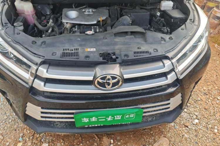 Used Toyota Highlander 2018 2.0T Four-Wheel Drive Elite Edition 7 Seats China V Standard Engine Bay