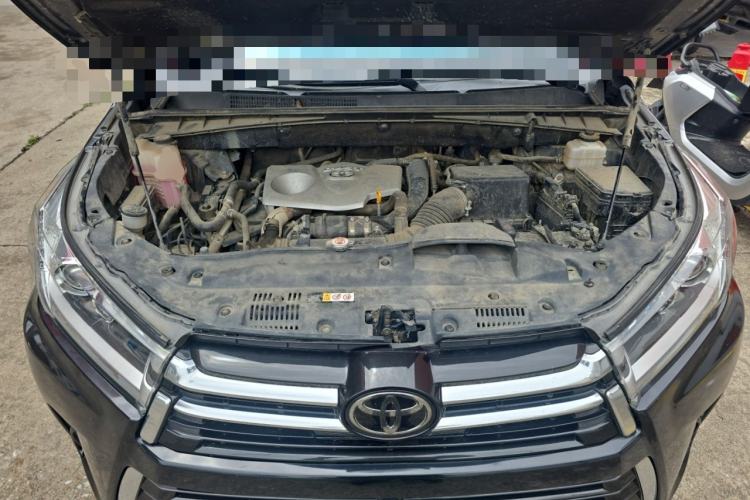Used Toyota Highlander 2018 2.0T Four-Wheel Drive Prestige Version 7 Seats China VI Standard Engine Bay