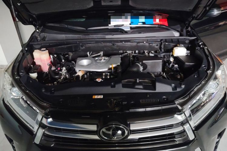 Used Toyota Highlander 2018 2.0T Four-Wheel Drive Prestige Version 7 Seats China VI Standard Engine Bay