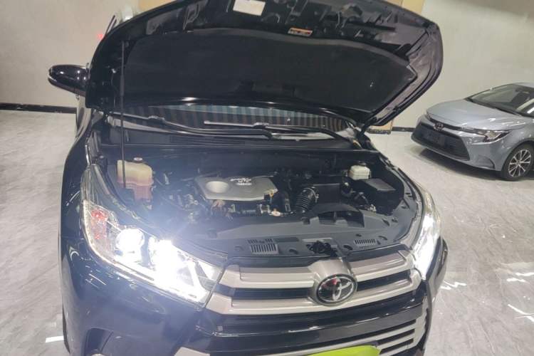 Used Toyota Highlander 2018 2.0T Four-Wheel Drive Luxury Edition 7 Seats China V Emission Standard Engine Bay