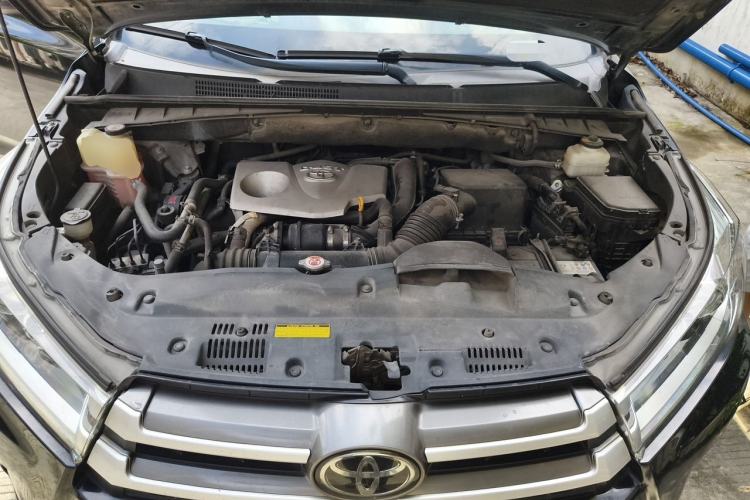 Used Toyota Highlander 2018 2.0T Four-Wheel Drive Luxury Edition 7 Seats China V Emission Standard Engine Bay