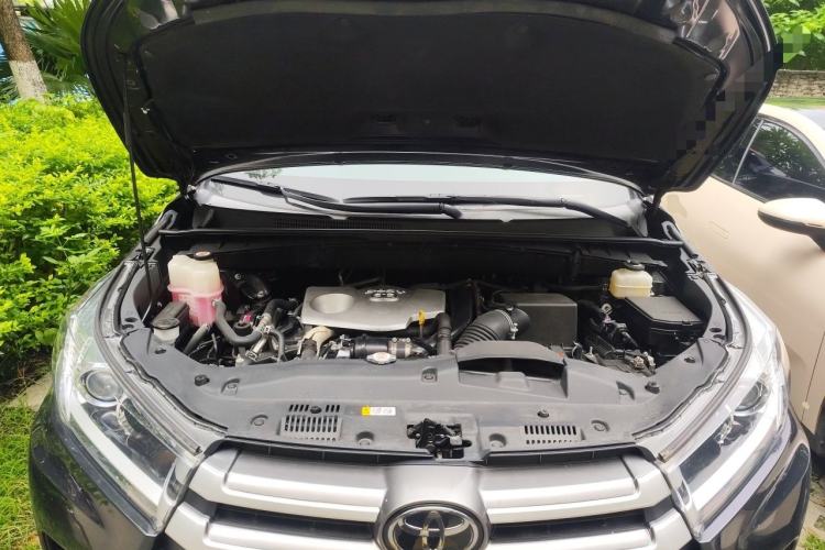 Used Toyota Highlander 2018 2.0T Four-Wheel Drive Luxury Version 7 Seats China VI Standard Engine Bay