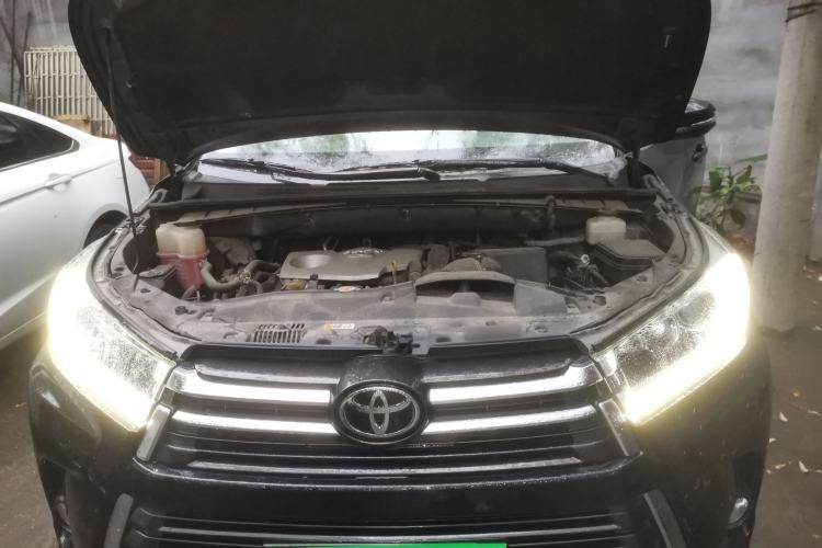 Used Toyota Highlander 2018 2.0T Four-Wheel Drive Prestige Version 7 Seats China VI Standard Engine Bay