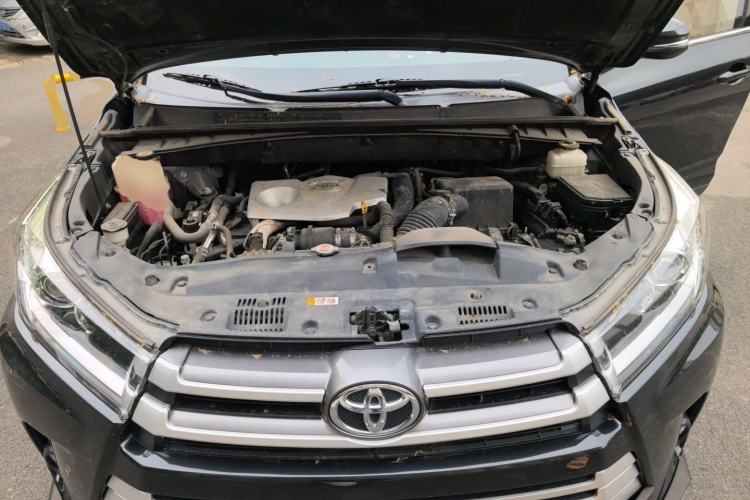 Used Toyota Highlander 2018 2.0T Two-Wheel Drive Elite Edition 5 Seats Emission Standard China V Engine Bay