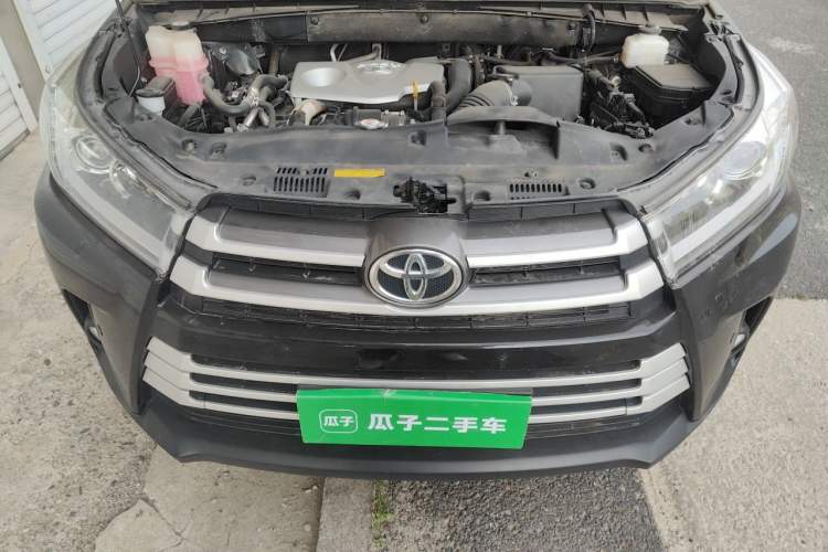 Used Toyota Highlander 2018 2.0T Four-Wheel Drive Elite Edition 7 Seats China V Standard Engine Bay