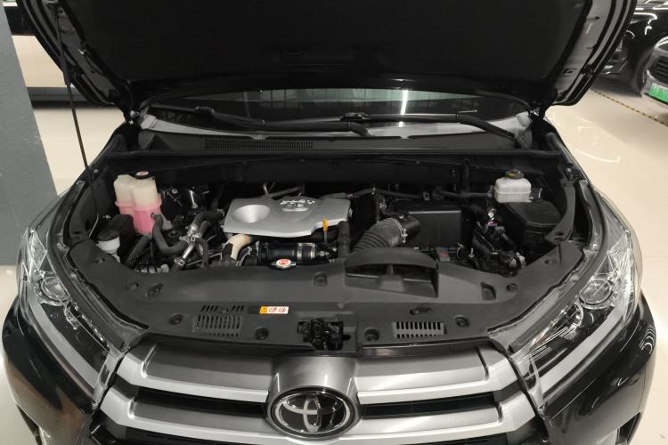 Used Toyota Highlander 2018 2.0T Four-Wheel Drive Luxury Version 7 Seats China VI Standard Engine Bay