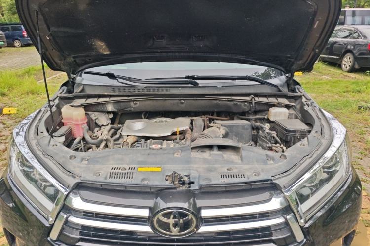 Used Toyota Highlander 2018 2.0T Four-Wheel Drive Prestige Version 7 Seats China V Emission Standard Engine Bay