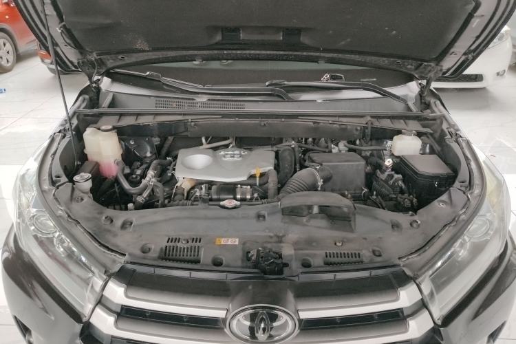 Used Toyota Highlander 2018 2.0T Four-Wheel Drive Luxury Version 7 Seats China VI Standard Engine Bay