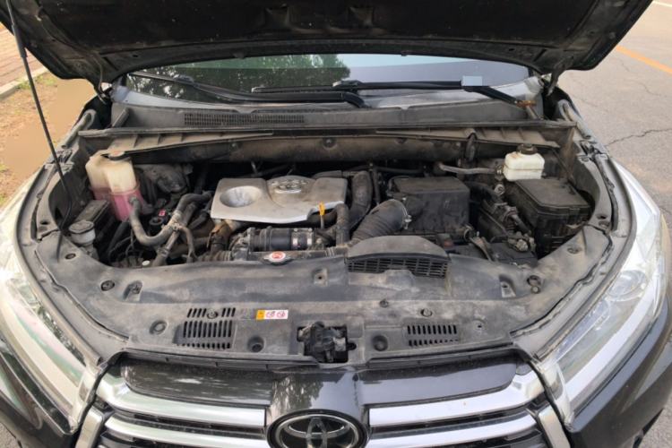 Used Toyota Highlander 2018 2.0T Four-Wheel Drive Prestige Version 7 Seats China VI Standard Engine Bay