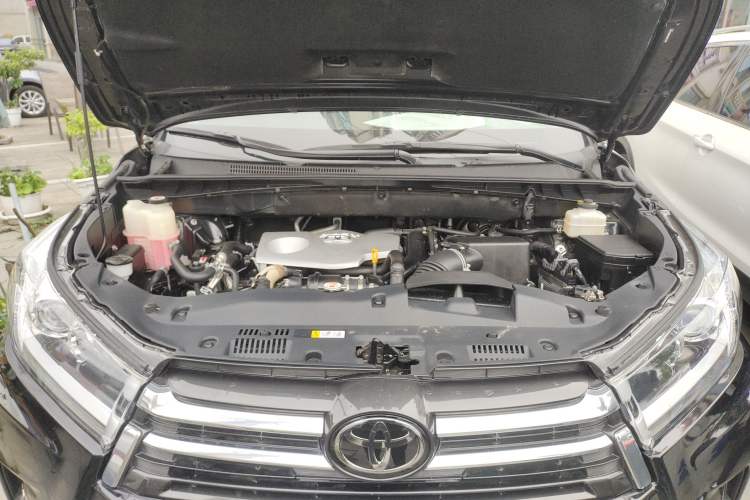 Used Toyota Highlander 2018 2.0T Four-Wheel Drive Prestige Version 7 Seats China V Emission Standard Engine Bay