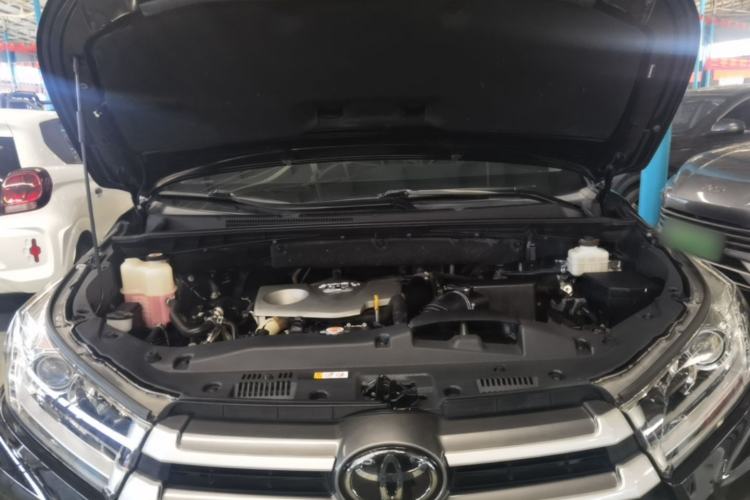 Used Toyota Highlander 2018 2.0T Four-Wheel Drive Luxury Version 7 Seats China VI Standard Engine Bay