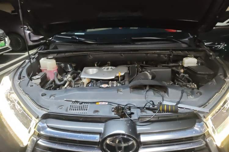 Used Toyota Highlander 2018 2.0T Four-Wheel Drive Prestige Version 7 Seats China VI Standard Engine Bay